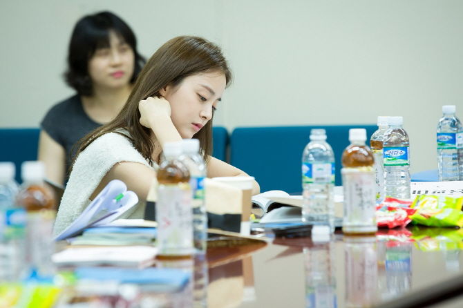  김태희, '용팔이' 대본 리딩 '청순 매력'                                                                                                                                       