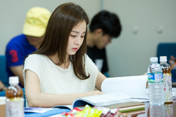  김태희, '용팔이' 대본 리딩 '청초한 자태'                                                                                                                                     