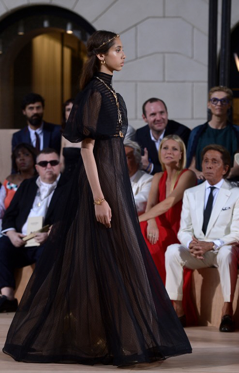  기네스 팰트로, 발렌티노 드레스에 황홀한 표정                                                                                                                                                     