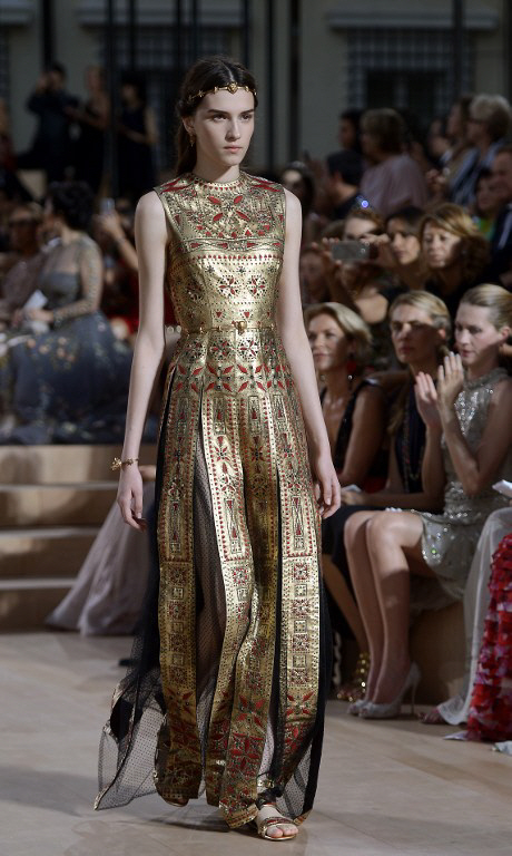  찬란한 금빛 드레스.. 발렌티노 오트쿠튀르 패션쇼                                                                                                                                                  