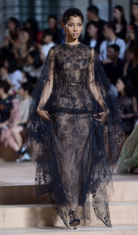  `어디까지 시스루야?`.. 발렌티노 오트쿠튀르 패션쇼                                                                                                                                                