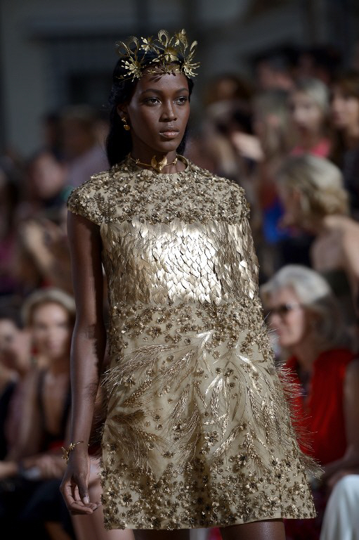  고혹적인 금빛 드레스.. 발렌티노 오트쿠튀르 패션쇼                                                                                                                                                