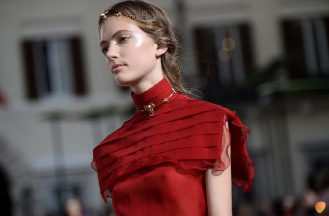  레드 컬러 의상과 금빛 장신구의 조화                                                                                                                                                              