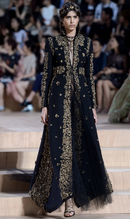  밤하늘에서 금빛 꽃잎이 흔날리듯.. 발렌티노 오트쿠튀르 패션쇼                                                                                                                                     