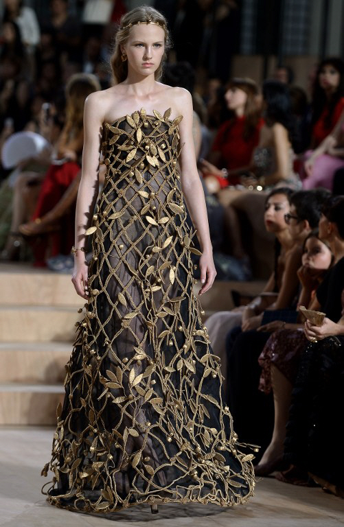  금빛 잎사귀, 줄기 아래 고스란히 드러난 모델의 나체                                                                                                                                               