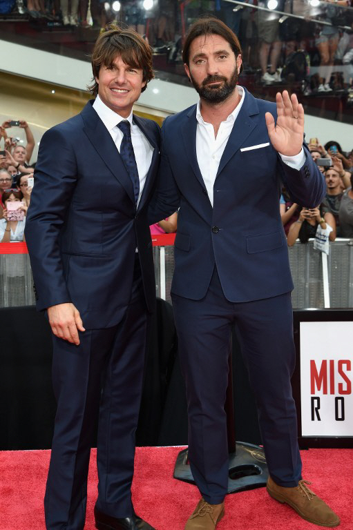  톰 크루즈, `미션 임파서블5` 스태프와 레드카펫 위 다정한 모습                                                                                                                                     