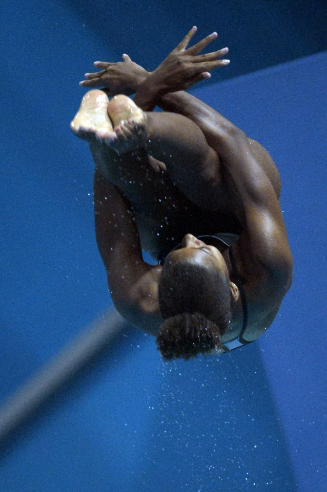 아름다운 포즈로 다이빙                                                                                                                                                                            