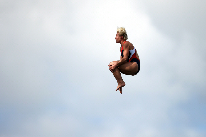 두 눈을 질끈 감고                                                                                                                                                                                 