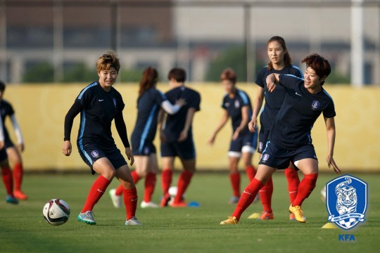 한국 여자축구 '북한전 10년의 恨, 오늘 드디어 푼다'