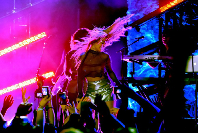  리타 오라, 아슬아슬한 의상 신경쓰지 않고 헤드뱅잉                                                                                                                                                