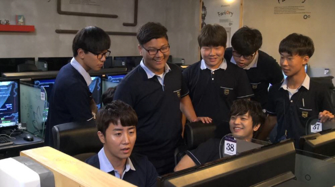 '학교' 홍진호, 학생들과 7대 1 스타크래프트 대결