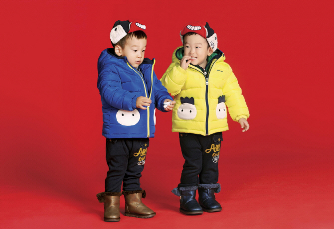 서언·서준, 파랑-노랑 패팅 입고 `깜찍 발사`                                                                                                                                                       
