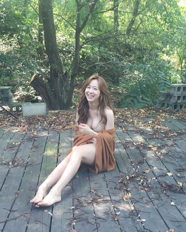 `베이글녀` 유소영, 뽀얀 피부에 숨길 수 없는 볼륨감..생애 첫 속옷화보                                                                                                                                    