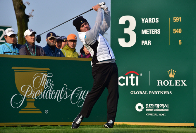 힘차게 샷 날리는 루이스 우스투이젠                                                                                                                                                                