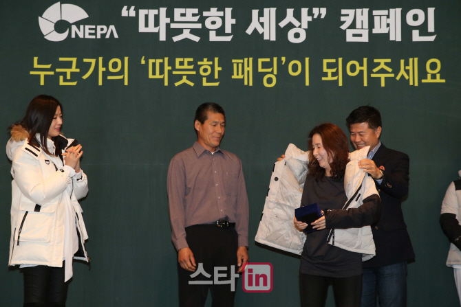전지현, 네파 ‘따뜻한 세상’ 캠페인 홍보대사 위촉식 참석                                                                                                                                          