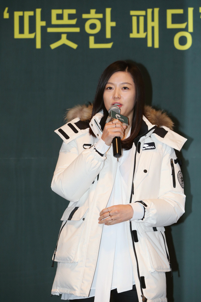  전지현, 임신 6개월 '통통해진 볼살'                                                                                                                                                     