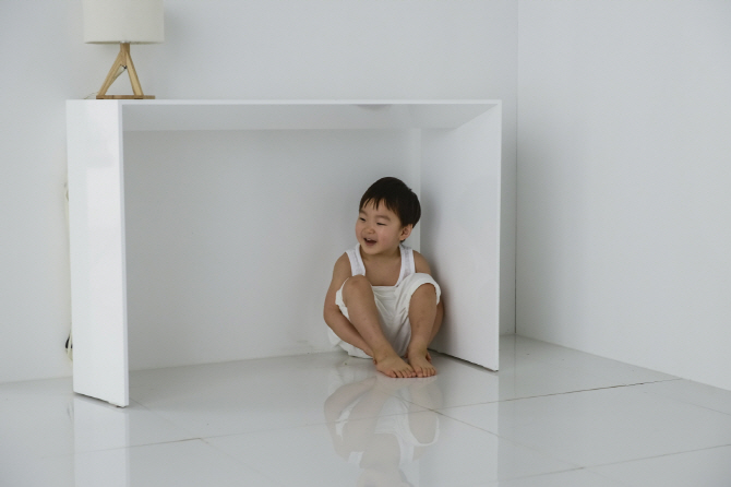 `삼둥이` 대한, 테이블 아래 숨어 키득키득.. 천진난만한 매력                                                                                                                                        