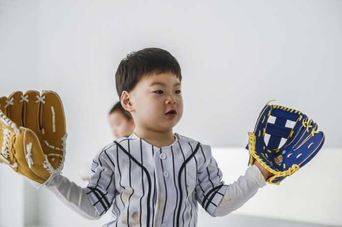 `삼둥이` 만세, 양 손에 글러브 끼고.. `다 받아줄테다`                                                                                                                                              