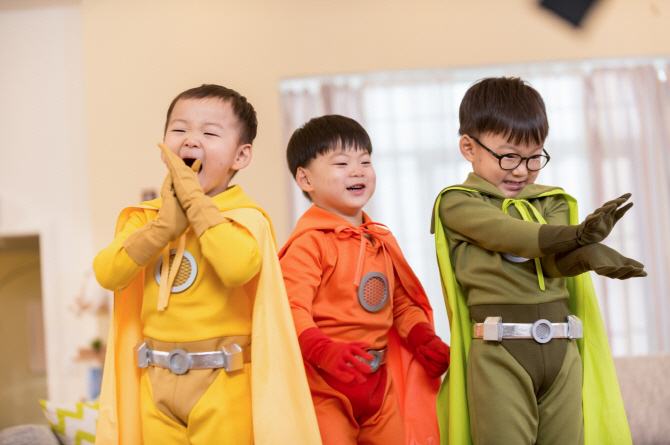 삼둥이, 수퍼맨 변신..광고 비하인드 컷 공개                                                                                                                                                              