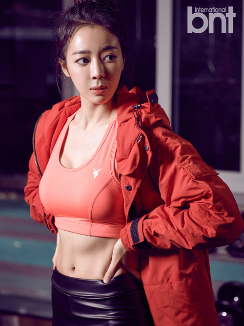  송보은, 매끈한 허리 라인                                                                                                                                                                         