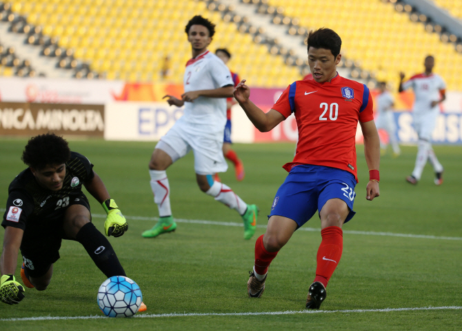 실수와 격려 속에 커가는 '한국 축구의 희망' 황희찬