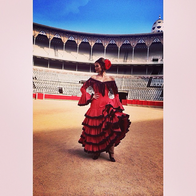  제니아 델리, 정열의 스페인 전통 의상 화보                                                                                                                                                        