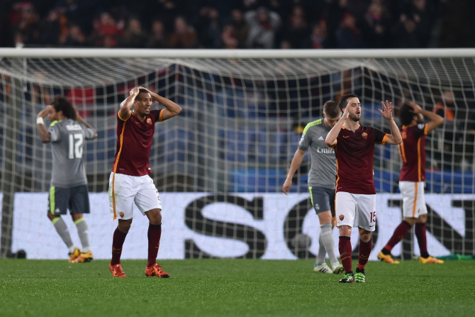  레알 vs 로마, 경기가 안 풀려 실망감이 큰 로마 선수들                                                                                                                                             