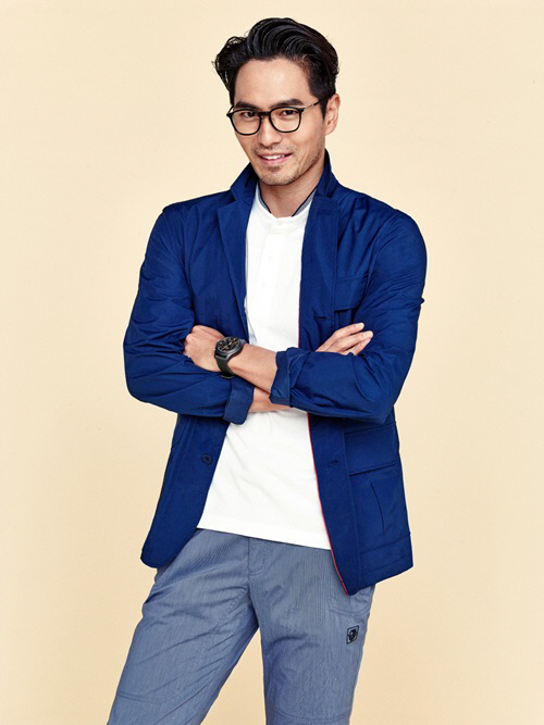 이진욱, 아웃도어룩도 지적이게                                                                                                                                                                     