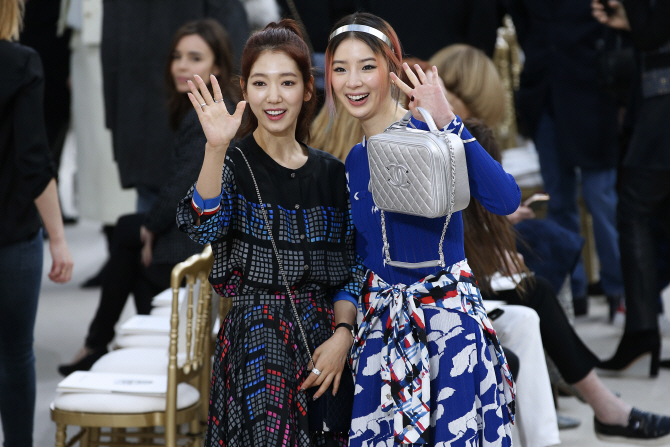 박신혜-아이린, '샤넬' 패션쇼 참석 '아름다운 미소'                                                                                                                            