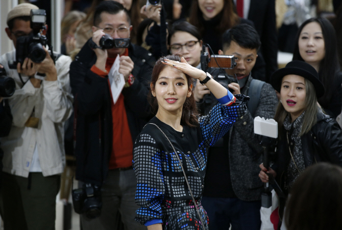 박신혜, '샤넬' 패션쇼 참석 '사랑스러워'                                                                                                                                      