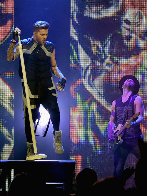 아담 램버트, 기타 연주에 맞춰 리듬을                                                                                                                                                              