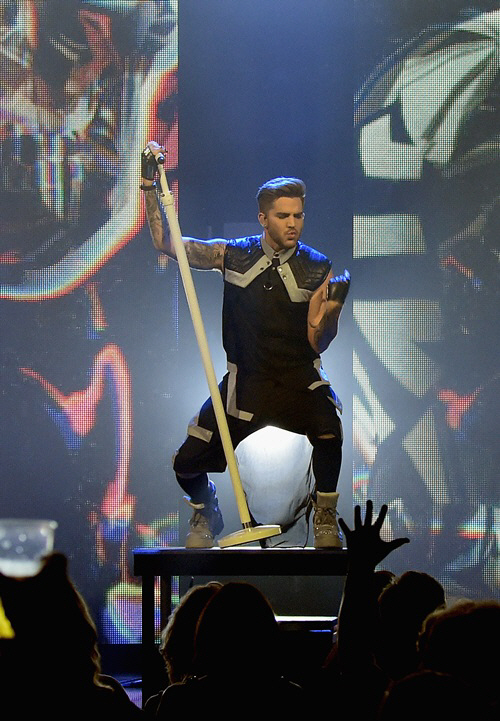 아담 램버트, `개다리 포즈` 퍼포먼스                                                                                                                                                               