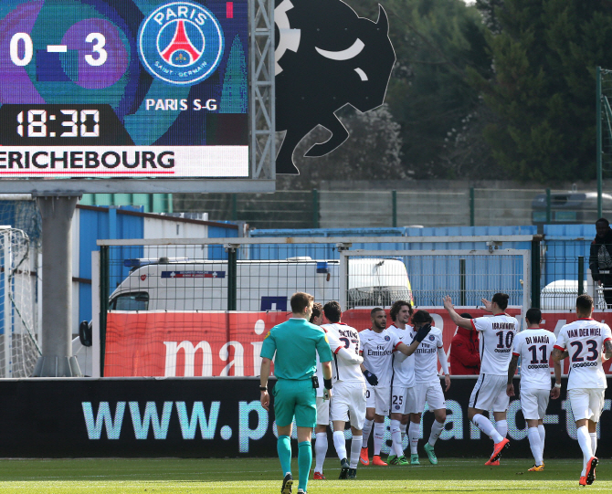  PSG, `리그앙 우승` 아드리앙 라비오 축하하는 동료들                                                                                                                                               