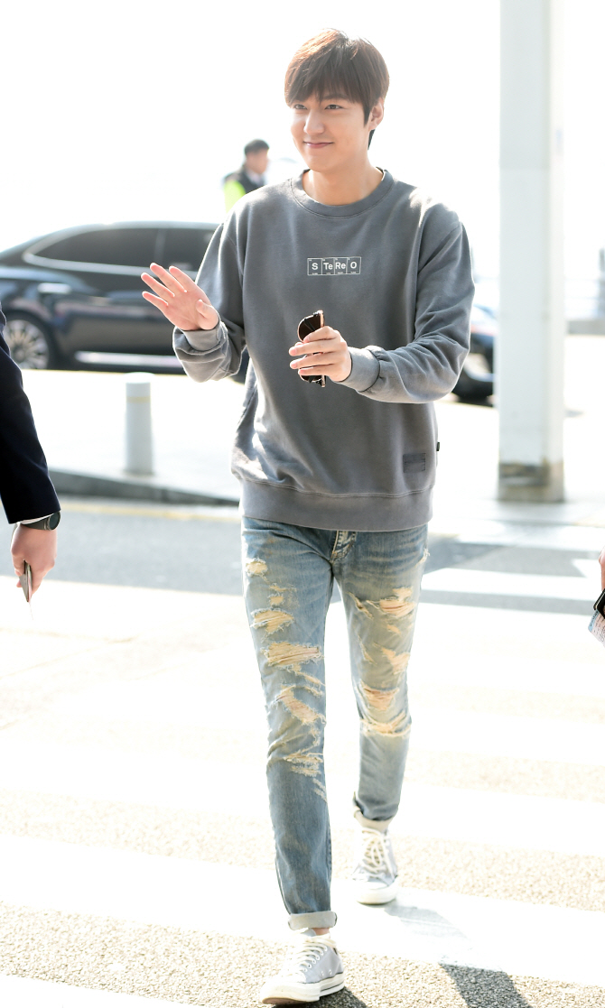 이민호, 공항 패션은 '찢청~'                                                                                                                                                                   
