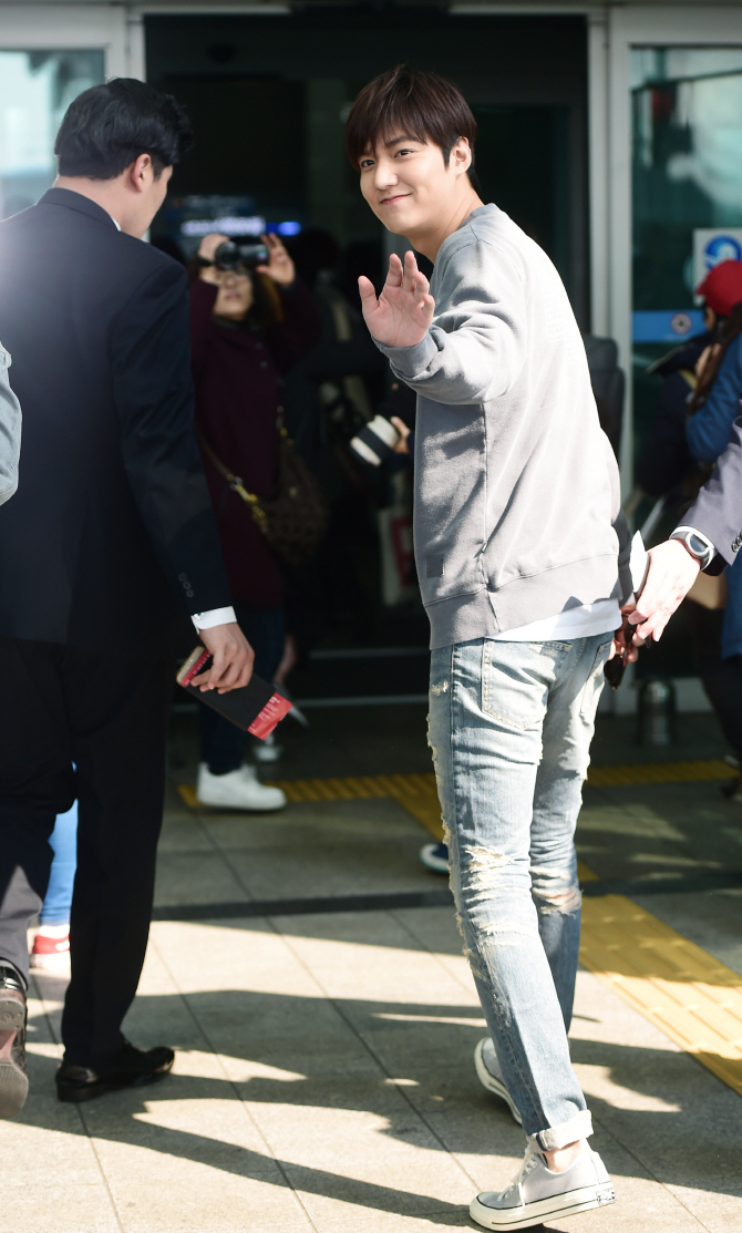 이민호, '공항 발칵 뒤집어 놓은 찬란한 미소~'                                                                                                                                                  