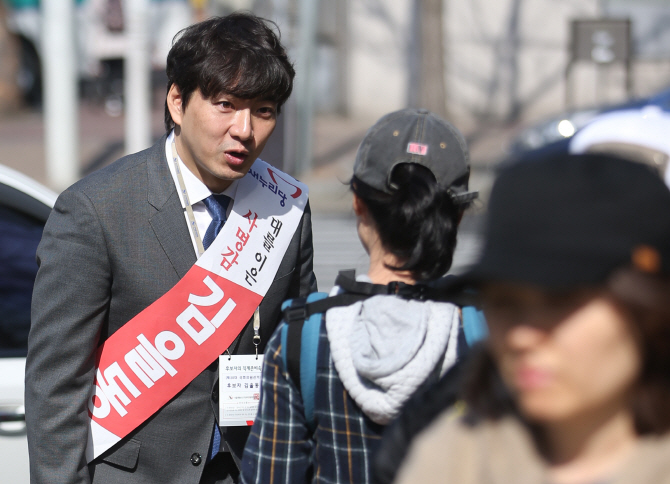  <총선>어깨띠 두른 '삼둥이' 아빠 송일국                                                                                                                                                 