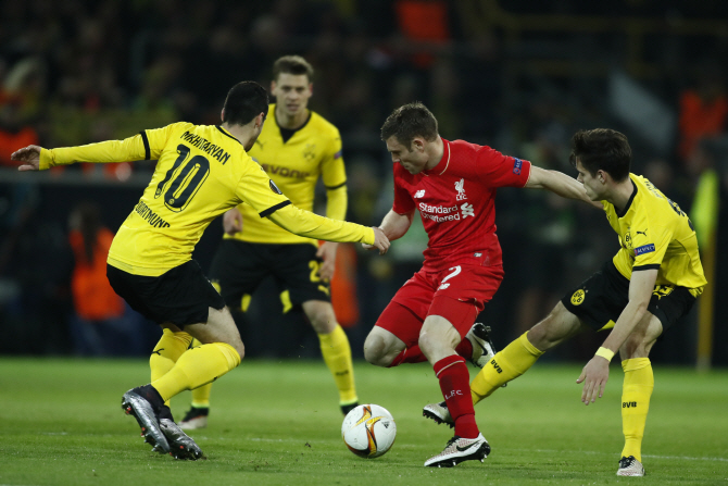  리버풀 vs BVB, 도르트문트 수비 돌파하는 제임스 밀너                                                                                                                                              