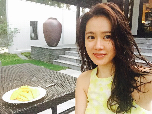 망고와 함께 `찰칵`, 손예진 휴양지 일상에 빛나는 외모                                                                                                                                              