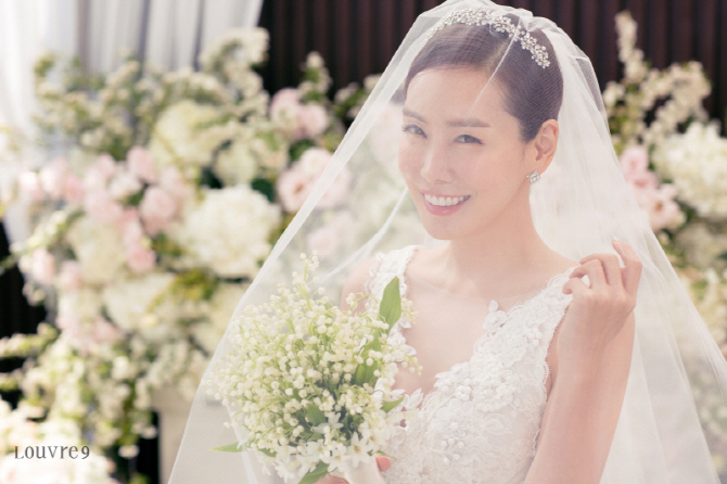 ‘결혼’ 김정은, 본식 공개…행복한 4월의 신부                                                                                                                                                     