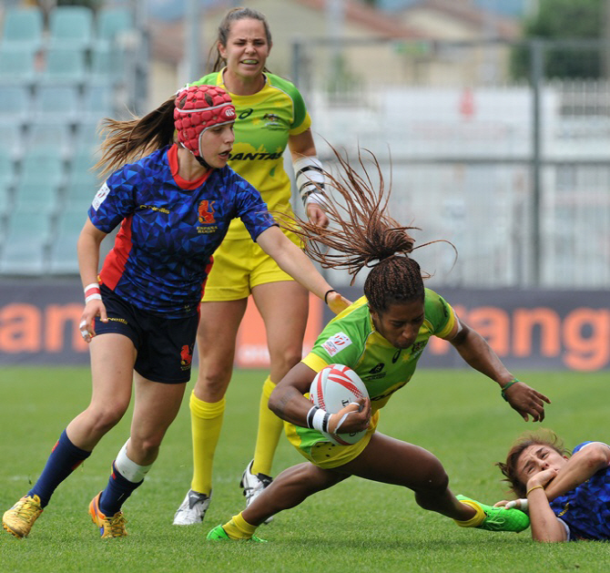 HSBC 여자 럭비, `살짝 건드렸을 뿐인데...`                                                                                                                                                         