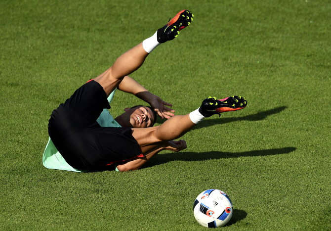  `유로 2016` 포르투갈, 운동장에 넘어진 꽈당 호날두                                                                                                                                                