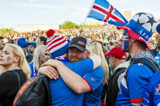 "졌지만 자랑스럽다" 기적의 축구 동화 끝낸 아이슬란드