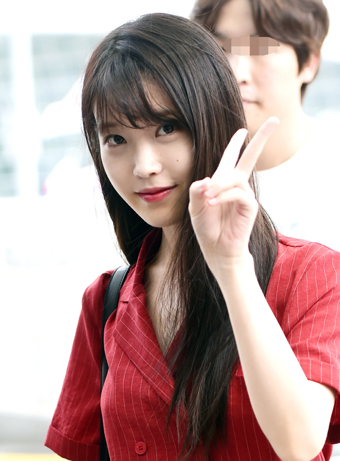 아이유, '심장 박동수 올리는 브이~'                                                                                                                                                            