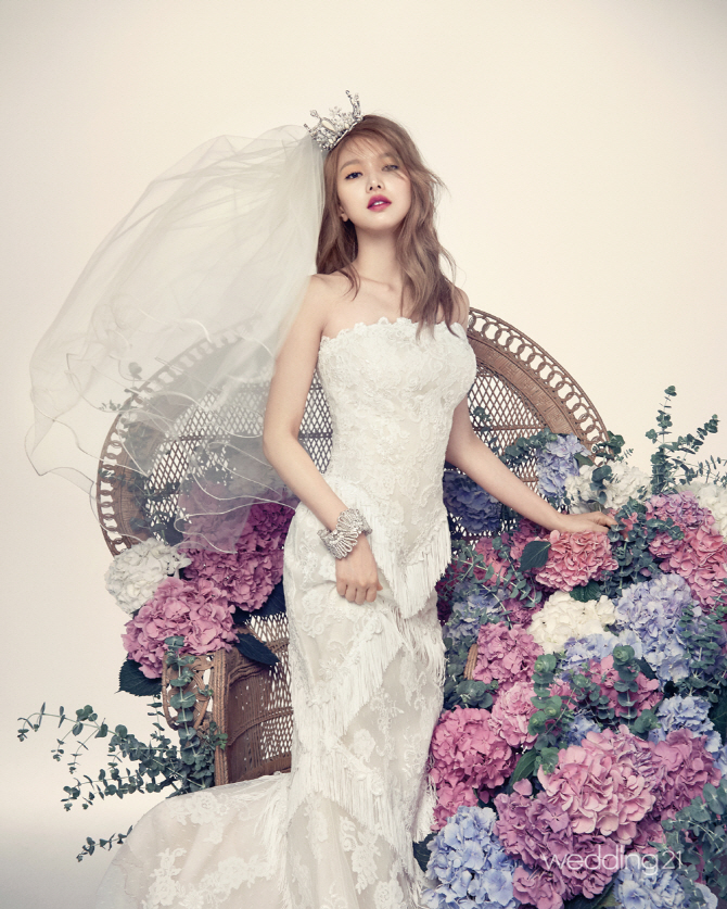 피에스타 재이, 매력 만점 웨딩드레스 자태                                                                                                                                                          