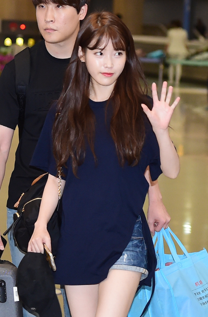아이유, '눈빛 레이저 발사~'                                                                                                                                                                   