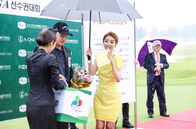 우승자 김준성과 함께 경품 추첨 진행하는 김미영 아나운서