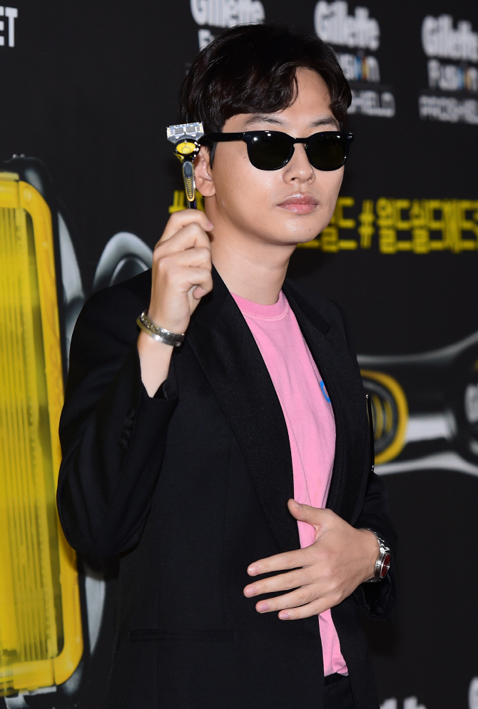 이동휘, '강남에서 자체발광 중~'                                                                                                                                                               