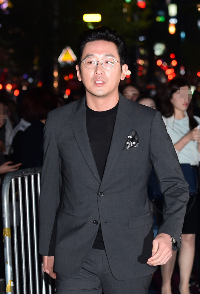 하정우, '강남역에 멋짐 흩부리며~'                                                                                                                                                             