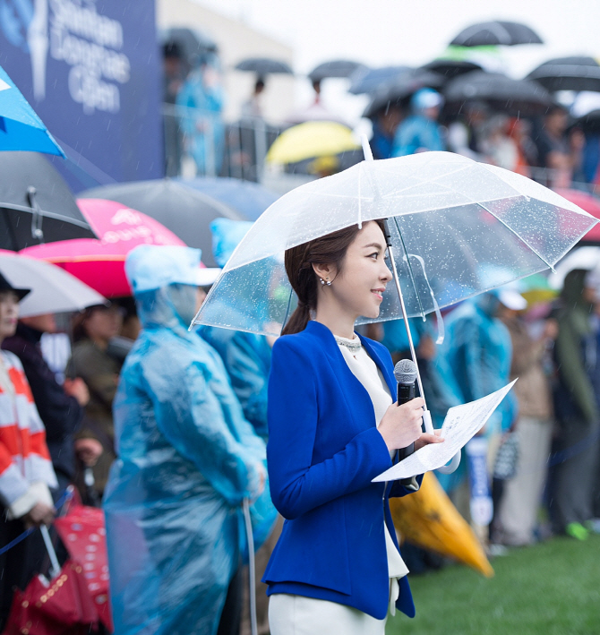 김미영 아나운서 '원고에, 우산에...손이 모자라요'