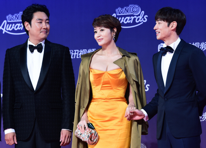 조진웅-이제훈, '미녀 김혜수에 시선 고정~'                                                                                                                                                     